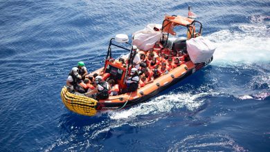 صورة سفينة إنسانية تنقذ أكثر من 100 مهاجر قبالة سواحل إيطاليا
