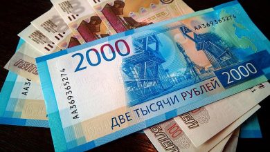 صورة الروبل الروسي يتراجع أمام الدولار واليورو