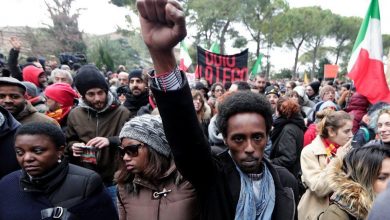 صورة احتجاجات واسعة في إيطاليا ضد التمييز العنصري إثر مقتل مهاجر نيجيري