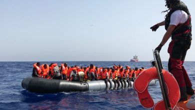 صورة شبان سوريون يشاركون في إنقاذ 50 مهاجرا قبالة سواحل إيطاليا