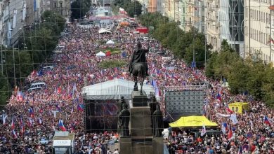 صورة عشرات آلاف يتظاهرون في التشيك ضد الحكومة وارتفاع الأسعار