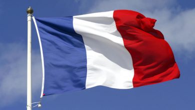 صورة رؤساء بلديات في فرنسا يرفضون تنكيس الأعلام حدادا على الملكة إليزابيث