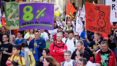 صورة مظاهرة في قطاع الصناعة بألمانيا للمطالبة برفع الأجور