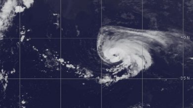 صورة إعصار من الدرجة الأولى يتجه نحو أوروبا