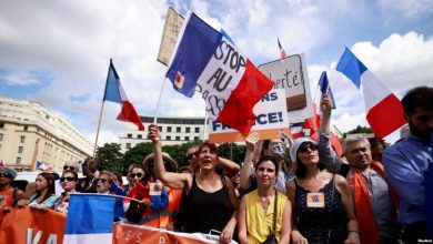 صورة احتجاجات في باريس تطالب باستقالة ماكرون