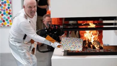 صورة فيديو.. الفنان “هيرست” يحرق المئات من لوحاته في معرضه بلندن