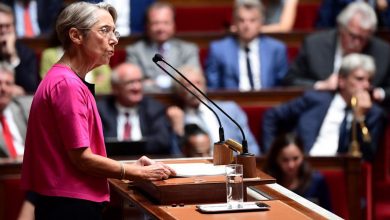 صورة الحكومة الفرنسية تنجو من سحب الثقة في تصويت البرلمان