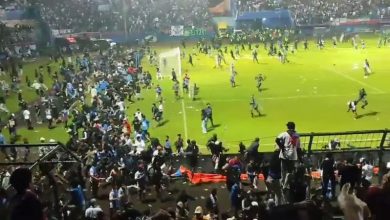صورة مقتل 174 شخصا خلال أعمال شغب في مباراة لكرة القدم بإندونيسيا “فيديو”