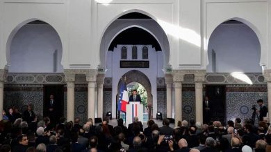 صورة ماكرون يزور مسجد باريس الكبير بمناسبة الذكرى الـ 100 لافتتاحه