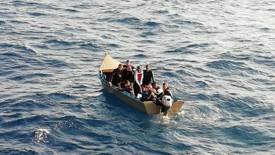 صورة العثور على جثتي طفلين في قارب للمهاجرين قرب سواحل إيطاليا