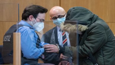 صورة صحفي مشهور يحاول تهريب طبيب سوري من ألمانيا مُتهم بارتكاب جرائم حرب