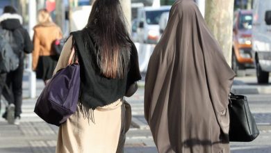 صورة رجل ينزع حجاب امرأة في السويد.. والشرطة: ما حدث جريمة كراهية