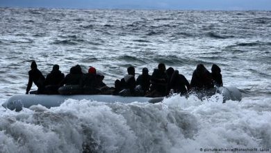 صورة سفينة ألمانية تنقذ 62 مهاجرا كانوا على وشك الغرق قبالة اليونان