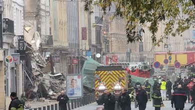 صورة رجل ينقذ سكان مبنى قبل انهياره بلحظات في مدينة ليل الفرنسية