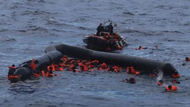 صورة عشرات المفقودين بعد غرق قاربين يحملان مهاجرين قبالة سواحل اليونان