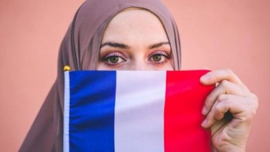 صورة استطلاع: أكثر من 60% من الفرنسيين يؤيدون حظر الحجاب في الأماكن العامة