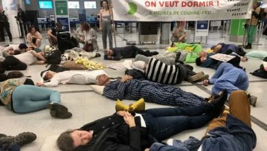 صورة ناشطون فرنسيون يحتجون أمام مطار نانت بملابس النوم