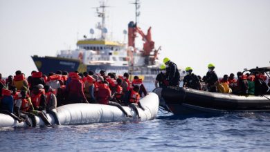 صورة إيطاليا تسمح لسفينتي إنقاذ تحمل 500 مهاجر بالرسو على سواحلها