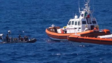 صورة خفر السواحل الإيطالي ينقذ 450 مهاجرا قبالة صقلية