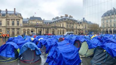 صورة إجلاء مئات المهاجرين القُصر من أمام مبنى مجلس الدولة في باريس