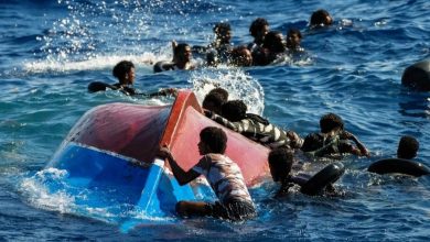 صورة وفاة 3 مهاجرين بينهم طفلة في غرق قارب قبالة لامبيدوزا الإيطالية