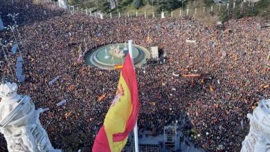 صورة أنصار اليمين يتظاهرون ضد الحكومة اليسارية في إسبانيا