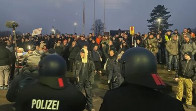 صورة سكان بلدة ألمانية يتظاهرون رفضا لاستقبال اللاجئين