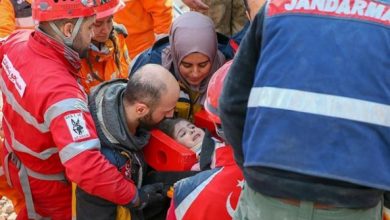 صورة مُسنة وامرأة حامل ورضيع.. استمرار إنقاذ ناجين تحت الركام بتركيا