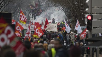 صورة إضرابات ومظاهرات تشهدها فرنسا اليوم رفضا لقانون التقاعد