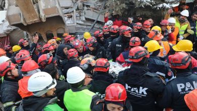 صورة “زلزال الفجر الدامي”.. إنقاذ امرأة وطفليها في تركيا بعد 228 ساعة تحت الأنقاض