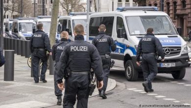 صورة الشرطة الألمانية تعتقل لاجئا سوريا بتهمة ارتكاب جرائم حرب