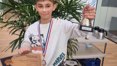 صورة طفل سوري يفوز بالمركز الأول بمسابقة الكتابة على الكمبيوتر في هولندا