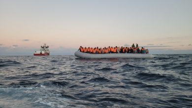 صورة سفينة إنسانية تنقذ 92 مهاجرا بينهم عشرات الأطفال قبالة سواحل ليبيا