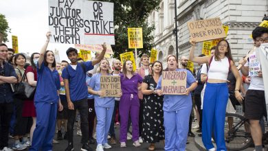 صورة الأطباء الشباب في بريطانيا يبدأون إضرابا لمدة 4 أيام