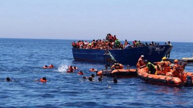 صورة بينهم مئات العرب.. وصول 1200 مهاجر إلى إيطاليا بعد عملية إنقاذ معقدة