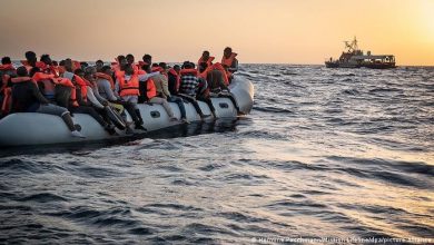 صورة في انتظار إنقاذهم.. خفر السواحل الإيطالي يرافق قاربين يحملان 1200 مهاجر بالمتوسط