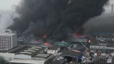 صورة حريق ضخم في هامبورغ .. وتحذيرات من تلوث الهواء بمواد كيماوية