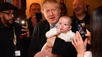 صورة رئيس وزراء بريطانيا السابق ينتظر مولوده الثامن