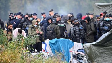 صورة الشرطة الفرنسية تخلي مخيما يؤوي مئات المهاجرين