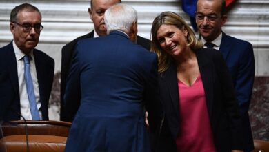 صورة رئيسة البرلمان الفرنسي ترفض الوقوف دقيقة صمت لأجل ضحايا مركب اليونان