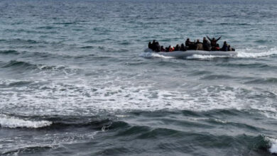 صورة إنقاذ عشرات اللاجئين السوريين على متن قاربين قبالة قبرص