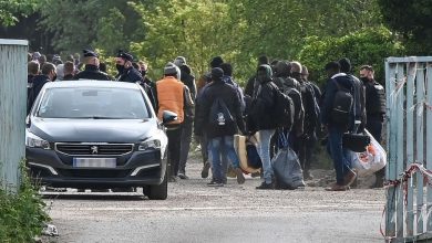 صورة السلطات الفرنسية تخلي مخيما يؤوي 350 مهاجرا.. ومنظمات حقوقية تندد