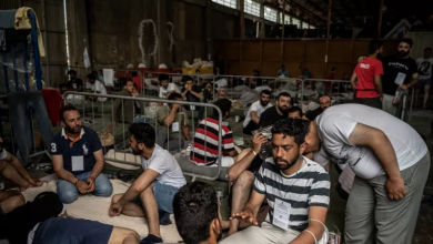 صورة بتهمة تهريب البشر.. السلطات اليونانية تعتقل 9 مصريين بعد غرق مركب المهاجرين