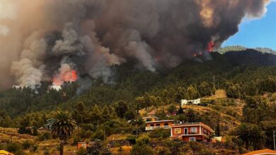 صورة وسط موجة حر شديدة.. إجلاء آلاف السكان في إسبانيا من لهب حرائق الغابات