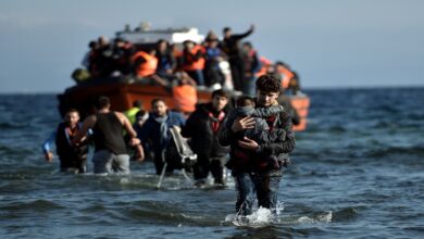 صورة إنقاذ 120 مهاجرا قبالة سواحل اليونان