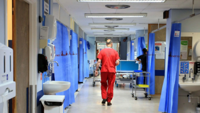 صورة الحكومة البريطانية بصدد مضاعفة الرسوم الصحية على العمال المهاجرين