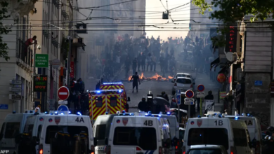 صورة استمرار الاحتحاجات في فرنسا.. والحكومة توقف حركة وسائل النقل العام