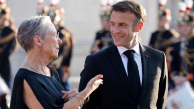 صورة رغم الضغوط.. ماكرون متمسك باستمرار بورن في منصبها رئيسة لوزراء فرنسا