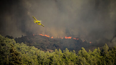 صورة السيطرة على حرائق الغابات في اليونان.. وتحذيرات من موجة حر جديدة