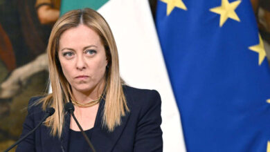 صورة رئيسة وزراء إيطاليا تتعرض لموقف محرج  في ألبانيا
